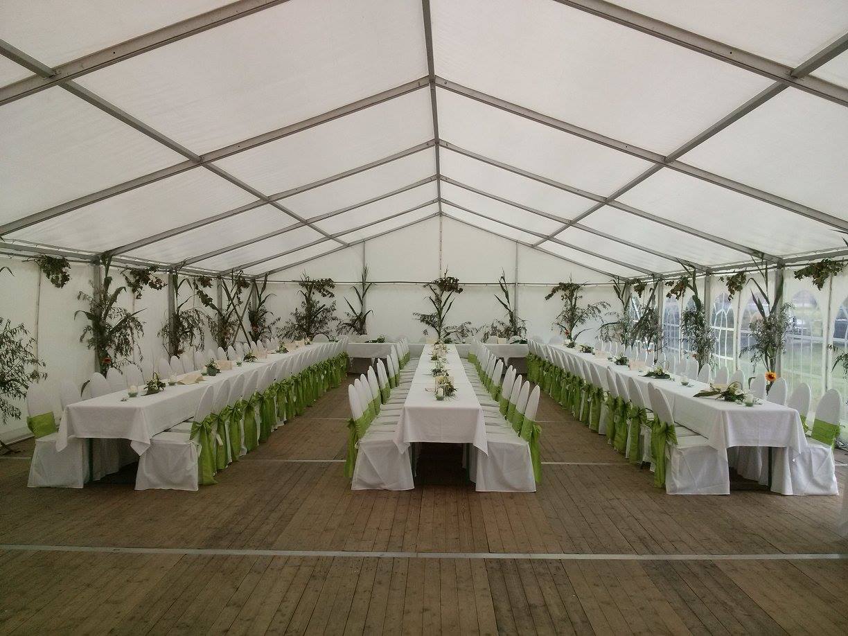 Festlich eingedecktes Zelt bei einer Hochzeit