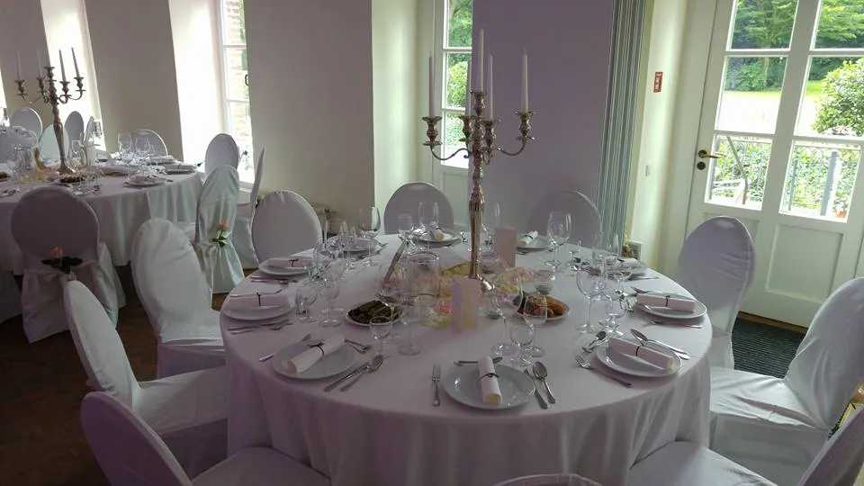 Festlich gedeckter Hochzeitstisch auf Schloss Moyland