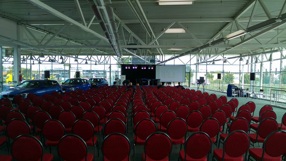 Bestuhlte Halle für eine Firmenveranstaltung