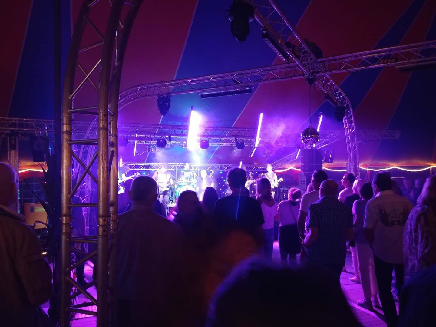 Bühne und Publikum bei der Kirmes in Schneppenbaum